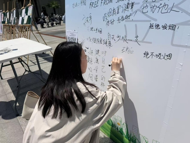 陕师大学生与宿管阿姨携手,倡导“无烟校园,向烟说‘不’”