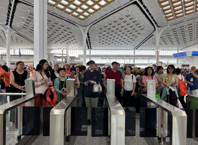 一轨通秦楚 文旅焕新篇！白鹿原影视城亮相西十高铁西安东站首发仪式现场