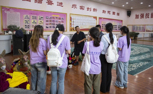 西安戏剧学院非遗学子在靖边县对话国家级非遗“跑驴”传承人