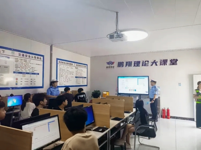 眉县交警开展“规范停车不占道 安全出行助振兴”主题宣传