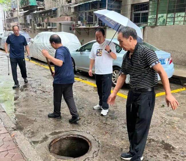 西安市碑林区：防汛巡查不松懈 风雨守居民平安