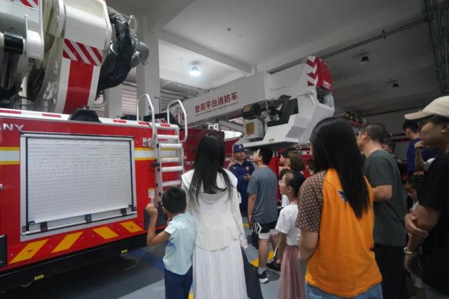 检察蓝致敬火焰蓝·童心筑安全——神木市检察院第二党支部走进消防大队