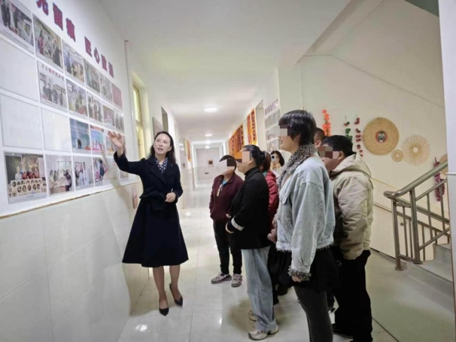 富平县精神障碍社区康复项目组织服务对象体验“巧娘”技艺