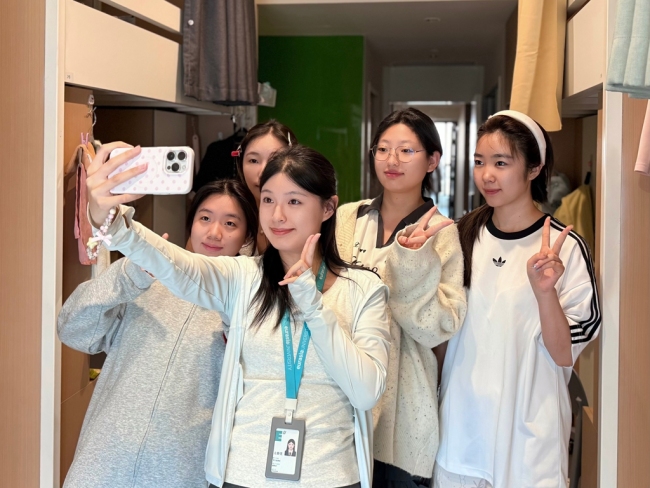 左静雯(中)与学生合影