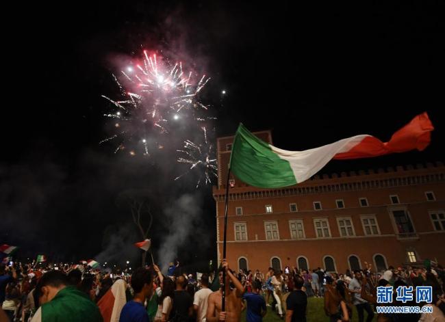 球迷庆祝意大利队欧锦赛夺冠