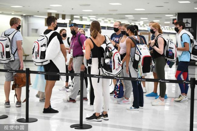 奥运会即将开幕 美国游泳队员抵达成田机场