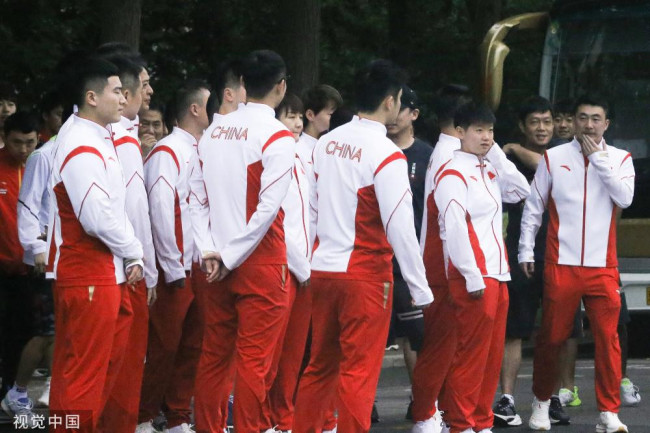 中国乒乓球队启程前往东京 球迷送行