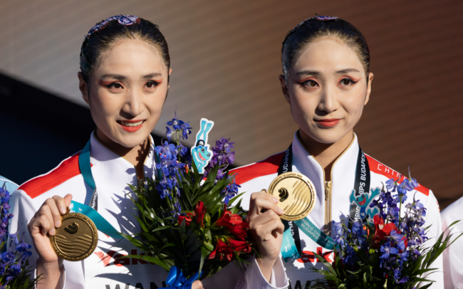 双胞胎姐妹创中国花游历史，摘下世锦赛首金