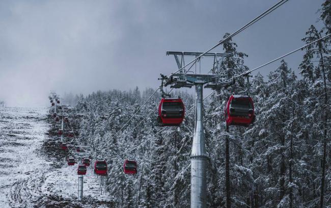 谈球吧体育入春后这处边陲滑雪场依旧热闹(图1)