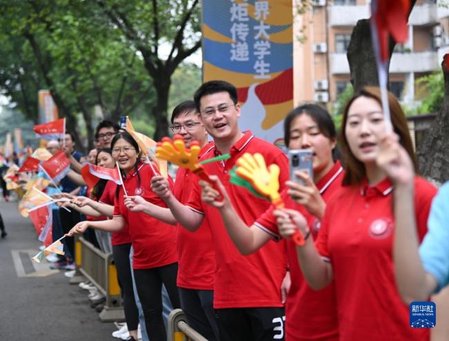 7月2日,火炬手代表吴京蔓在起跑仪式活动上发言.