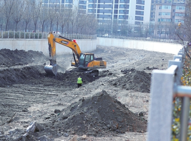 太原市万柏林区九院沙河生态复流工程施工现场：有序作业