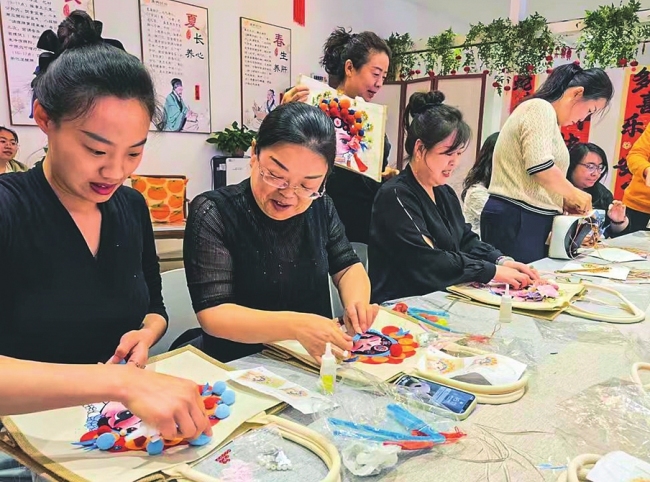 巧手制作脸谱 传承非遗技艺
