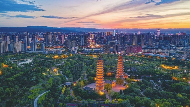 双塔凌霄 古韵悠悠