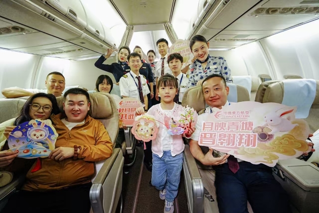 东航万米高空打造中秋主题航班 山西特色空心月饼首飞云霄