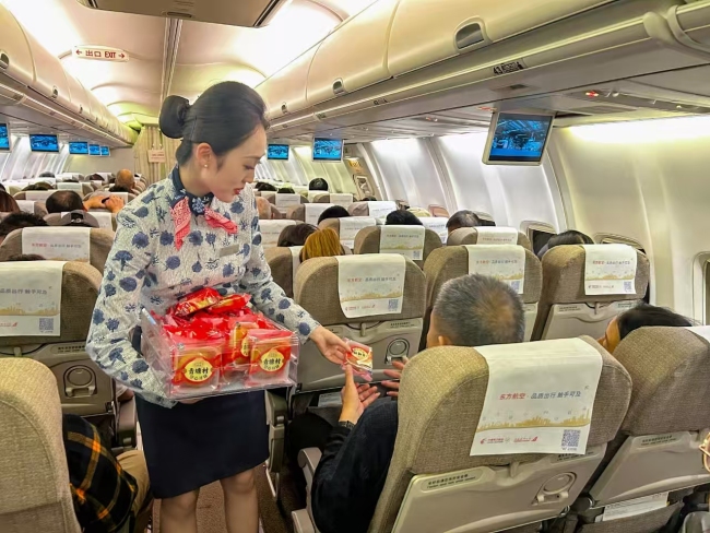 东航万米高空打造中秋主题航班 山西特色空心月饼首飞云霄