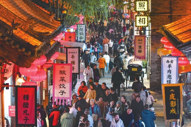 游客在忻州古城内参观游玩