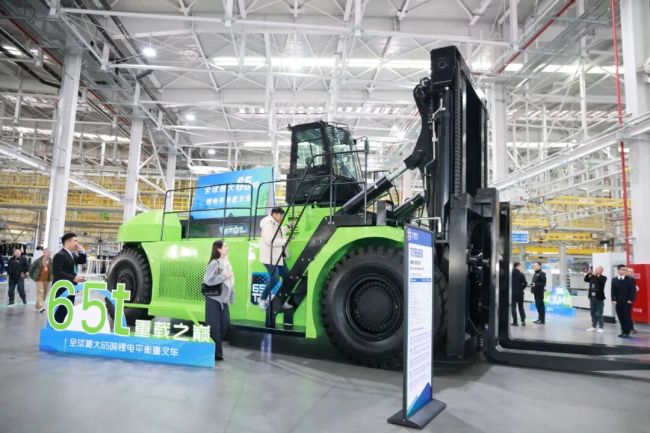 太重65吨级锂电平衡重叉车亮相