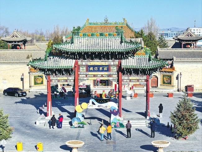 大同浑源永安寺景区内 游客们正在观赏打卡