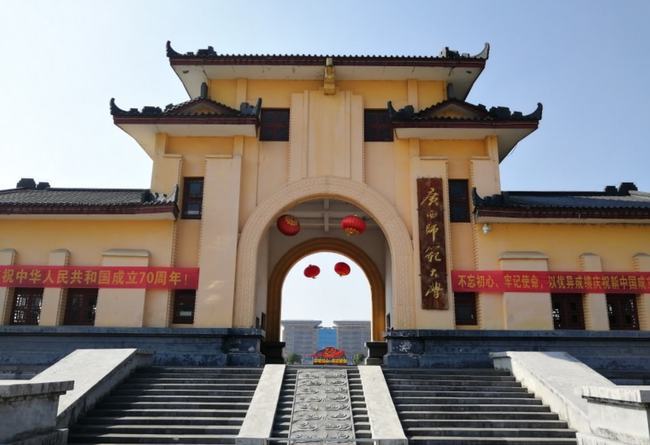 漂亮女教师与同事发生关系：丈夫很无能