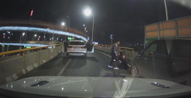 昆明一男子立交桥上无故拦车，女伴跪地央求，警方：已通知当事人到案