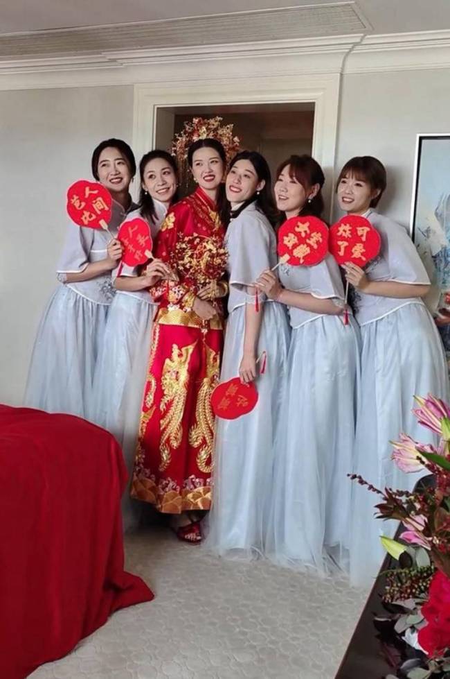 张常宁大婚！哥哥背她+夫妻穿龙凤服+吴冠希吻岳父+50岁妈妈绝美