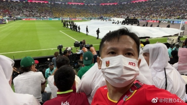 世界杯现场球迷拿出中国国旗挥舞 退钱哥高举国旗感人
