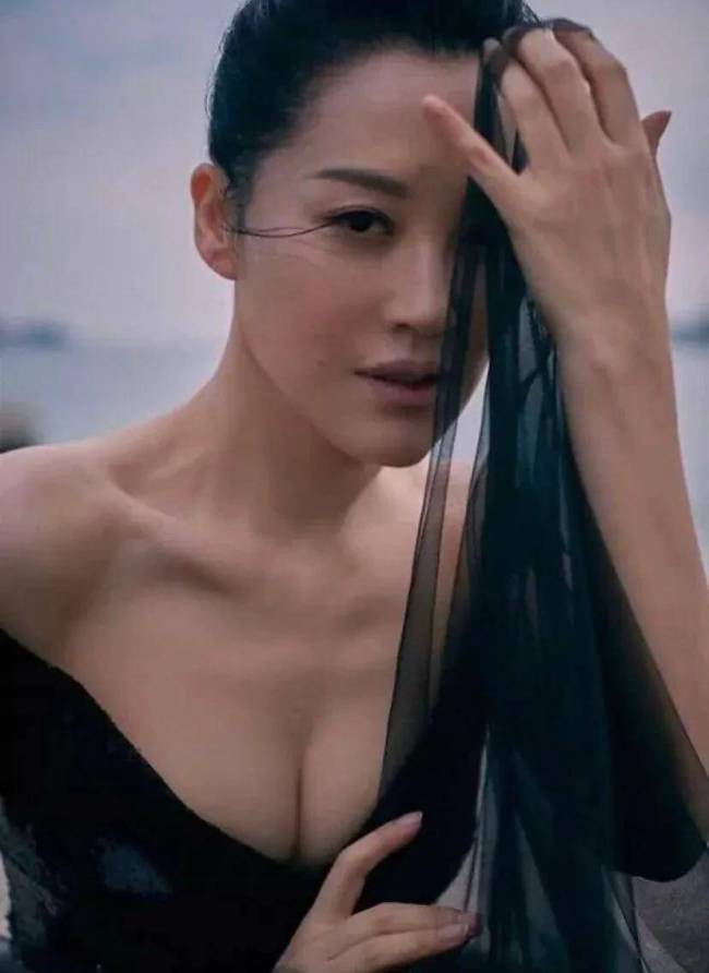 54岁许晴令人惊艳！优雅风情尽显无疑，女人上点年纪才有的独特韵味