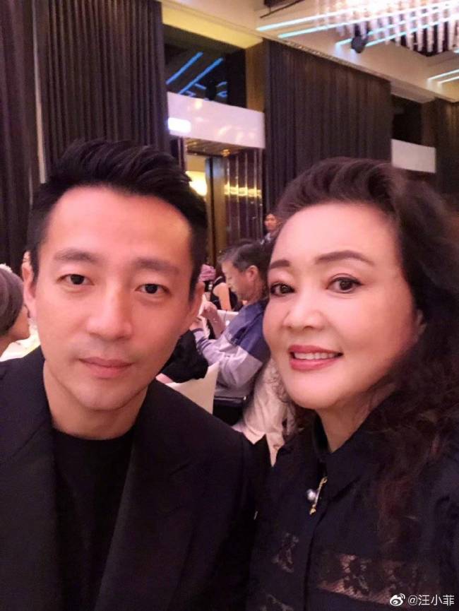 汪小菲紧搂S妈为女儿庆生，小玥儿气质像大S，儿子超拘谨显陌生