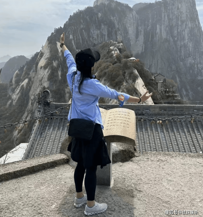 郭晶晶带娃乘火车出游，兄妹仨爬华山不娇气，两个女儿穿汉服美翻