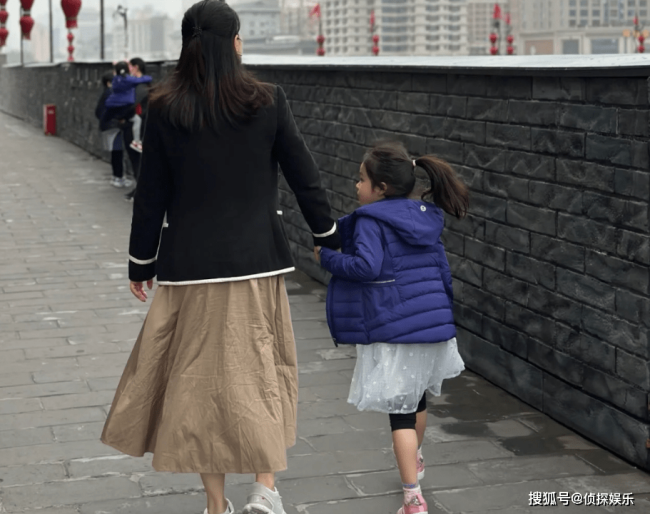 郭晶晶带娃乘火车出游，兄妹仨爬华山不娇气，两个女儿穿汉服美翻