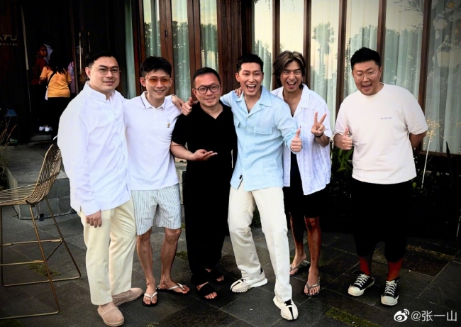 张一山疑似在何超莲的婚礼上吞云吐雾？袁弘佩服窦骁一人策划婚礼
