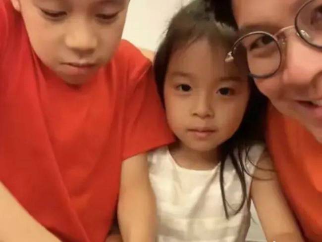 郭晶晶带娃出游，俩女儿长相曝光，霍启刚家庭事业双赢出现幸福肥