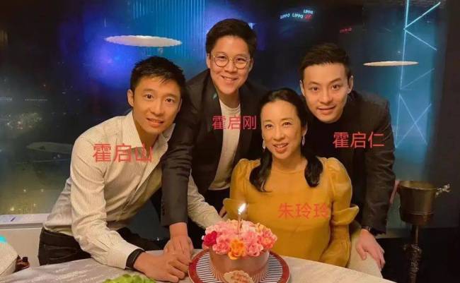 郭晶晶带娃出游，俩女儿长相曝光，霍启刚家庭事业双赢出现幸福肥