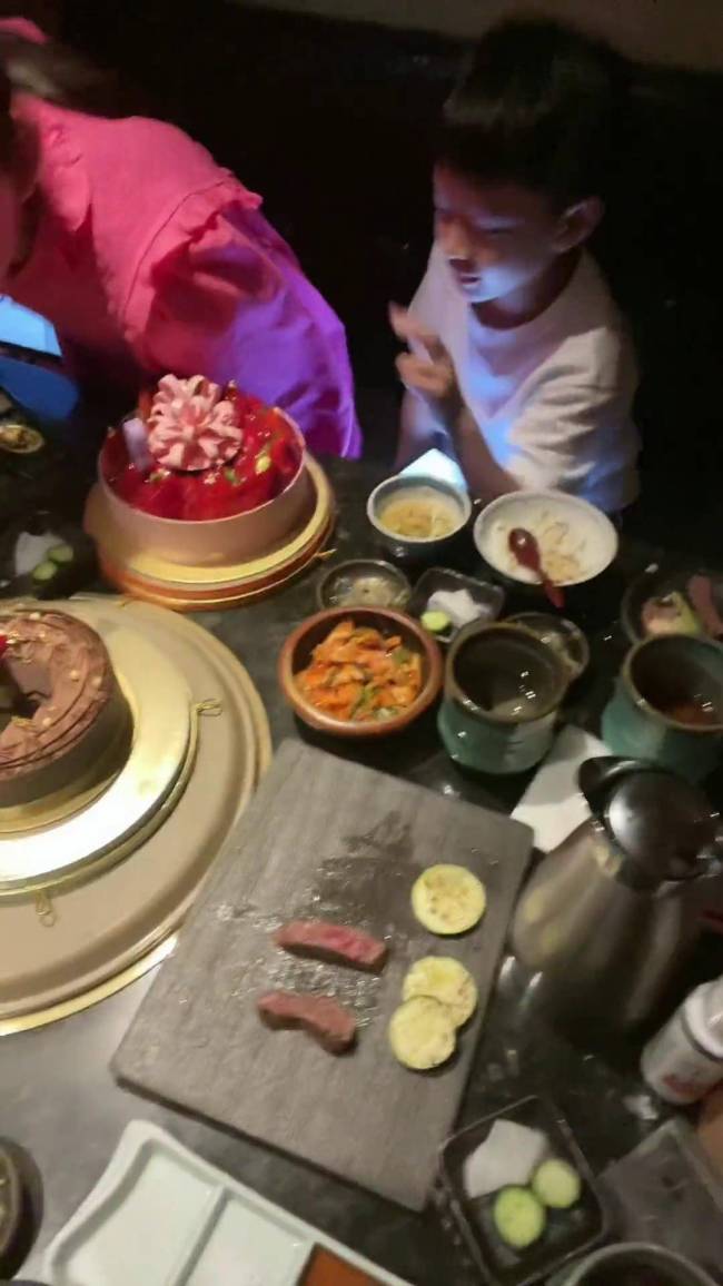 汪小菲陪9岁女儿庆生，一句丈母娘让S妈乐开花，7岁爱子罕见露面