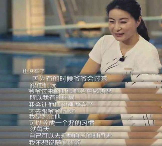 郭晶晶带娃出游，俩女儿长相曝光，霍启刚家庭事业双赢出现幸福肥
