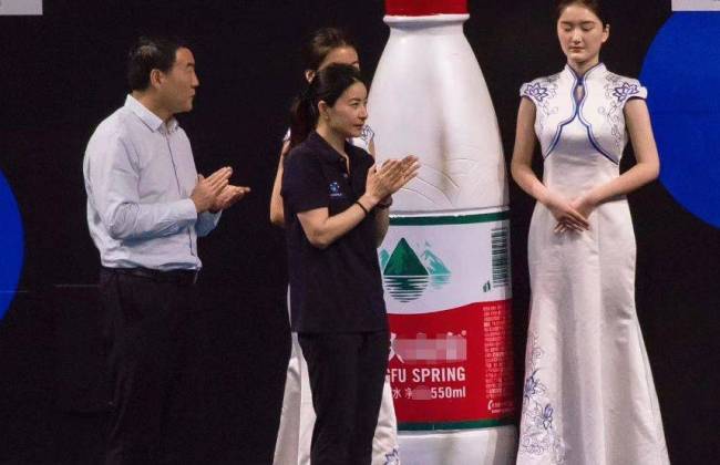 郭晶晶带娃出游，俩女儿长相曝光，霍启刚家庭事业双赢出现幸福肥