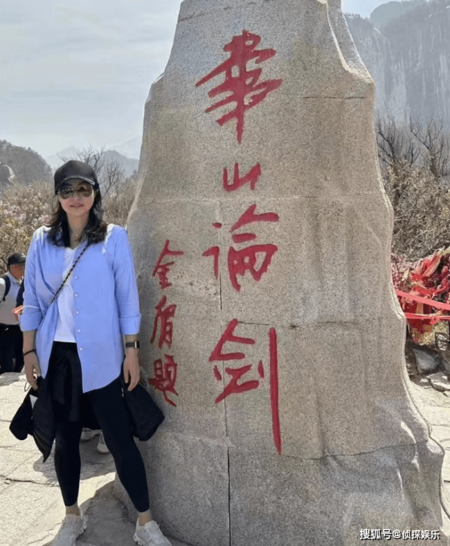 郭晶晶带娃乘火车出游，兄妹仨爬华山不娇气，两个女儿穿汉服美翻