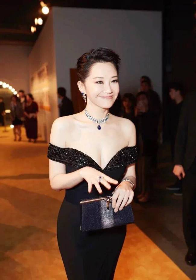 54岁许晴令人惊艳！优雅风情尽显无疑，女人上点年纪才有的独特韵味