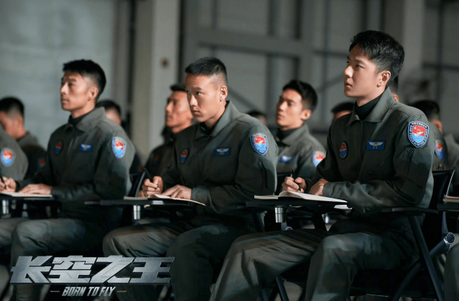 真事、真机、真还原，《长空之王》领跑五一预售榜，众明星打call