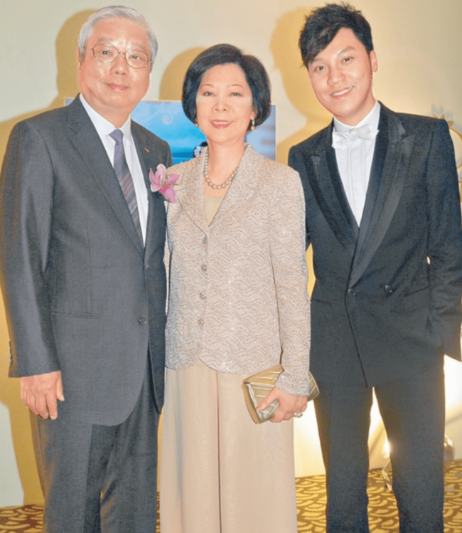 王贤志为父亲庆生罕晒全家福，同性爱人出席寿宴，已融入对方家族