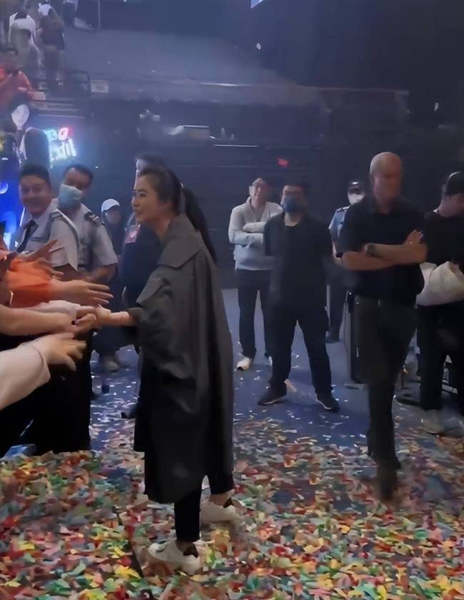 蒙嘉慧现身老公郑伊健演唱会，用日语与观众互动引热议，被质疑忘本