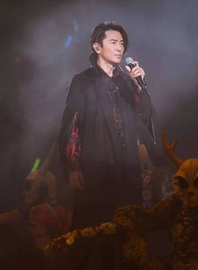 真把自己当日本人？郑伊健中国开演唱会，蒙嘉慧发言全程讲日语
