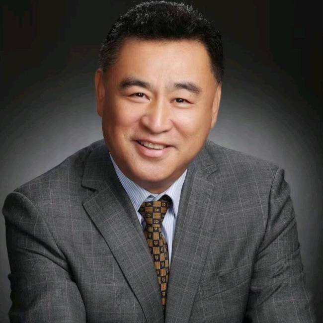 62岁央视主持张宏民太尴尬！遭小五岁粉丝疯狂示爱，梦想五一结婚