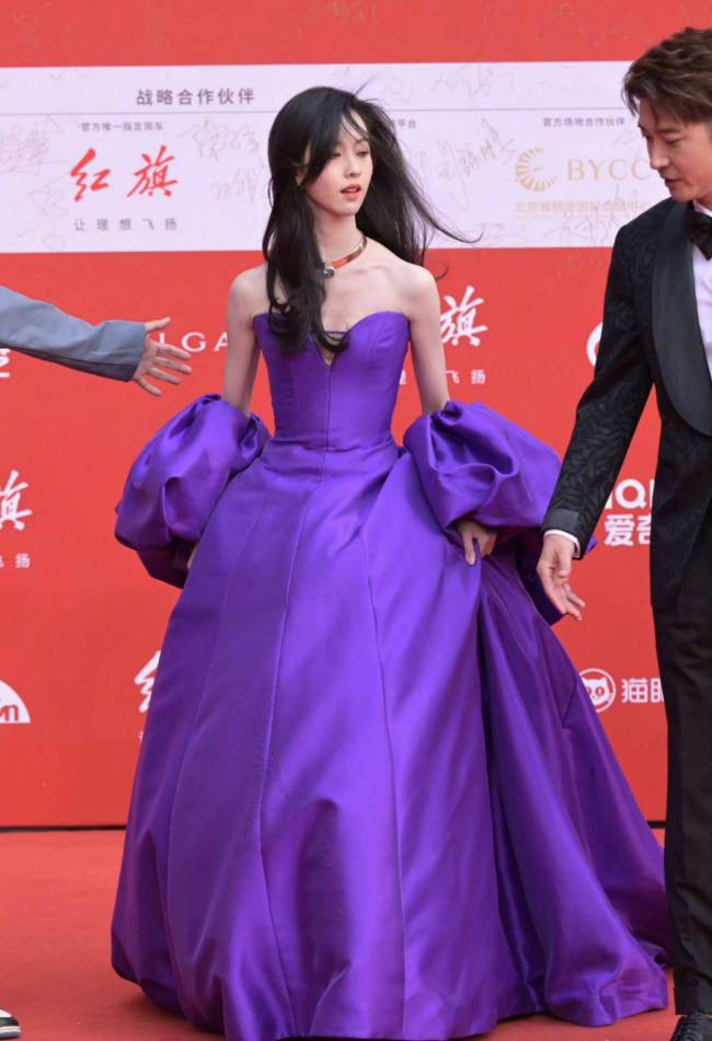 北影红毯看点多，娜扎如仙女下凡，章子怡状态能打，陈红美人老去