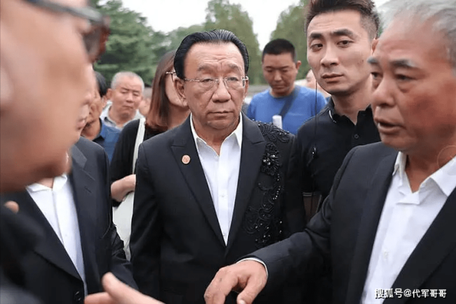 77岁侯耀华与美女歌手举止亲昵引争议，被嘲：已经活成了一个“笑话”