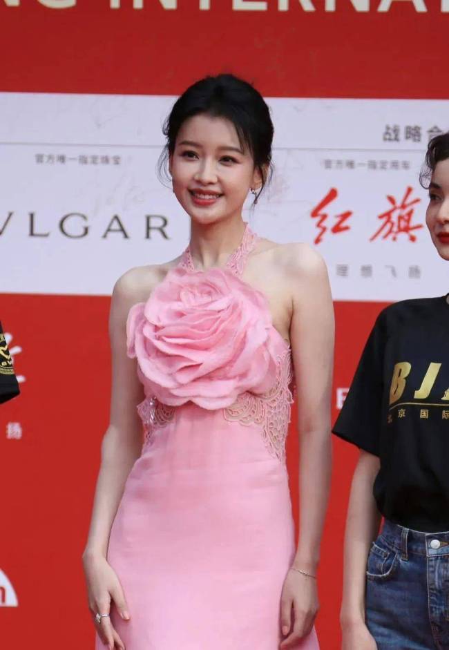 北影红毯看点多，娜扎如仙女下凡，章子怡状态能打，陈红美人老去