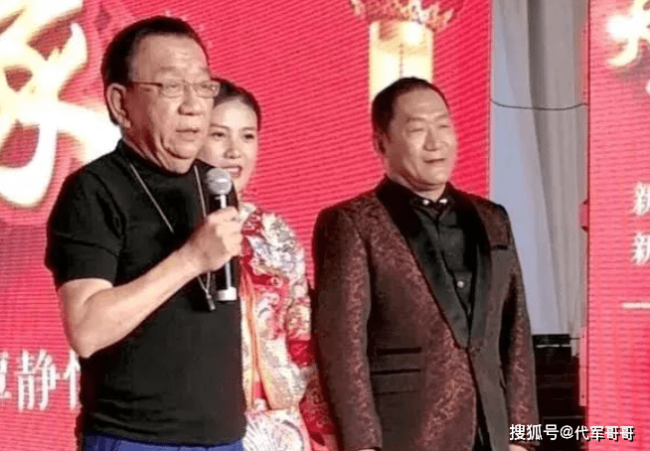 77岁侯耀华与美女歌手举止亲昵引争议，被嘲：已经活成了一个“笑话”