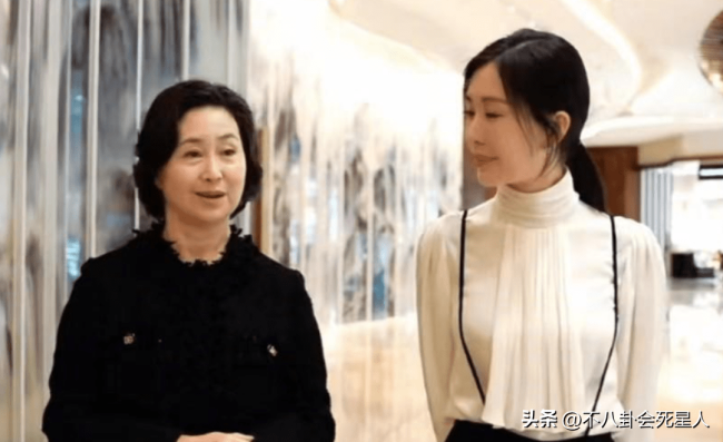 何超琼算不算顶级大美人？看她和李嘉欣的合照就知道了