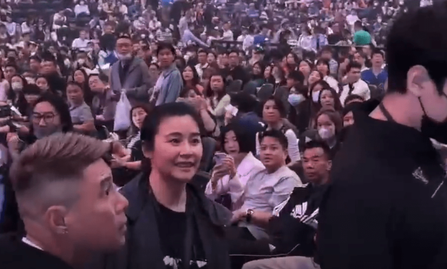 真把自己当日本人？郑伊健中国开演唱会，蒙嘉慧发言全程讲日语