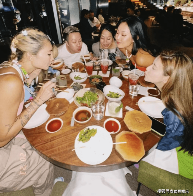 郑嘉颖娇妻穿辣妹装出街，生三胎三月骨瘦如柴，肚子凹陷肋骨突出